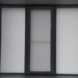 Кассетные рулонные шторы UNI на пластиковые окна Карина цвет снежно-голубой