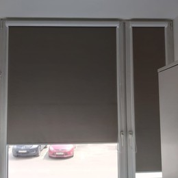 Кассетные рулонные жалюзи UNI на пластиковые окна Карина блэкаут цвет серый