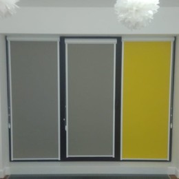 Кассетные рулонные жалюзи UNI на пластиковые окна Карина блэкаут цвет светло-серый