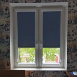 Кассетные рулонные жалюзи UNI на пластиковые окна Карина блэкаут цвет синий