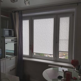 Кассетные рулонные шторы UNI на пластиковые окна Ламьера цвет белый